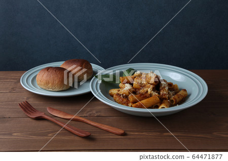 通心粉和麵包午餐桌 64471877