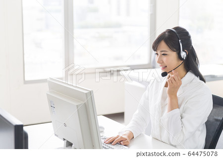 White coat, operator, telephone consultation, screen 64475078