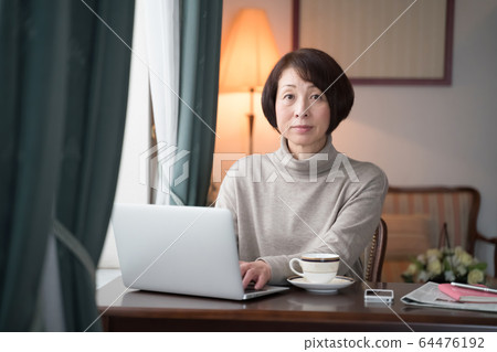 女性遠程工作回家 女性遠程工作回家 64476192
