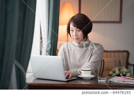 女性遠程工作回家 女性遠程工作回家 64476193