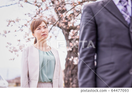Men and women in spring Men and women in spring 64477093