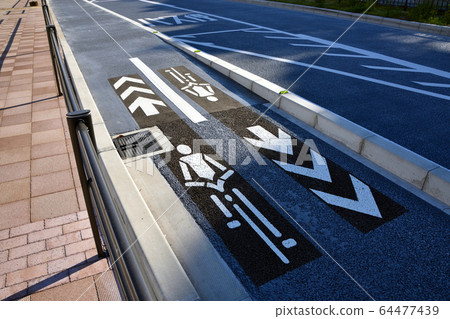 自行車道上的自行車導航標記 64477439