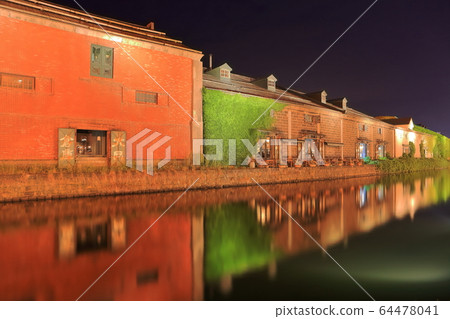 [北海道]小樽運河和石頭倉庫的夜景 64478041