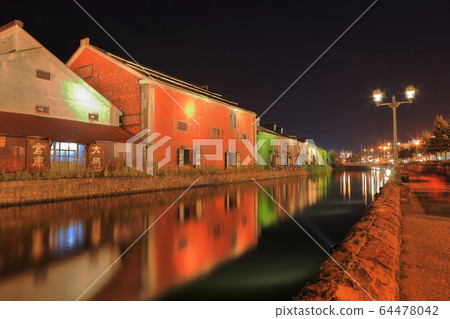 [Hokkaido] Night view of Otaru canal and stone warehouses 64478042