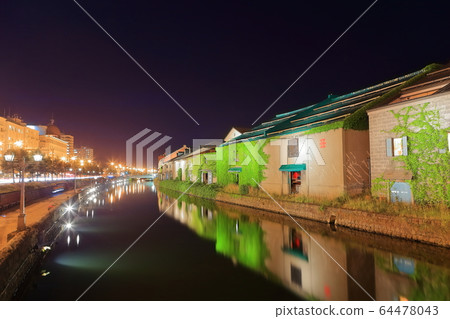 [Hokkaido] Night view of Otaru canal and stone warehouses 64478043