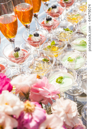 戶外排列著玻璃糖果，這是派對自助餐的形象 64479074