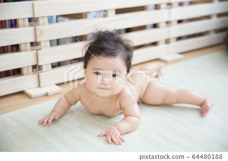 一個赤裸的嬰兒 64480188