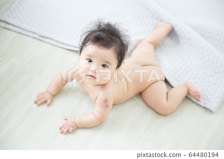 A naked baby 64480194