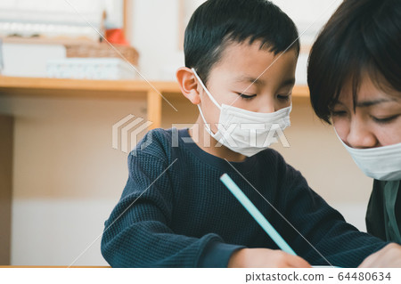 在家學習 在家辦公 小學學生 64480634