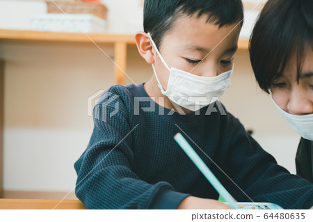 在家學習 在家辦公 小學學生 64480635