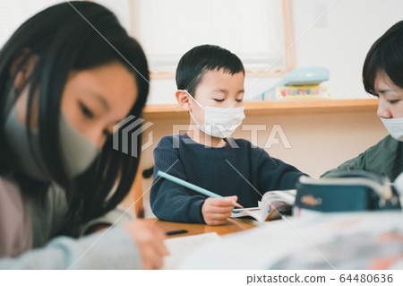 在家學習 在家辦公 小學學生 64480636