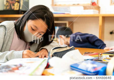 在家學習 在家辦公 小學學生 64480640