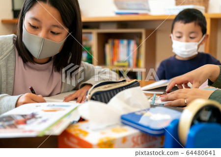 在家學習 在家辦公 小學學生 64480641