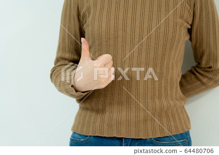 A woman who signs A woman who signs 64480706