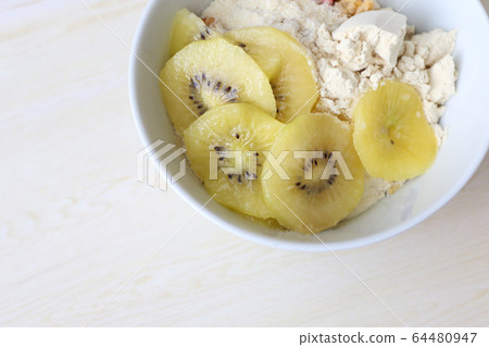 Put gold kiwi and protein in cereal 64480947
