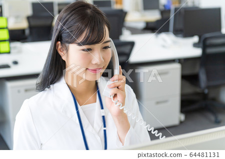 White coat, operator, telephone consultation White coat, operator, telephone consultation 64481131