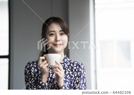 年輕女子喝咖啡 年輕女子喝咖啡 64482109