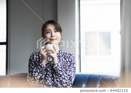 年輕女子喝咖啡 年輕女子喝咖啡 64482110