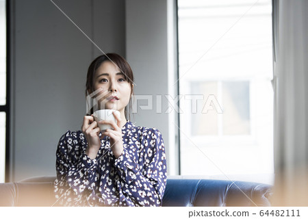 年輕女子喝咖啡 年輕女子喝咖啡 64482111