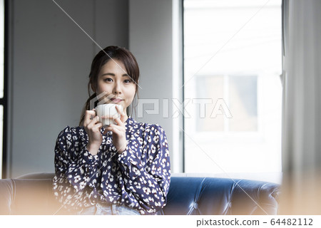 年輕女子喝咖啡 年輕女子喝咖啡 64482112