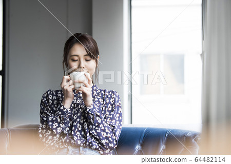 Young woman drinking coffee Young woman drinking coffee 64482114