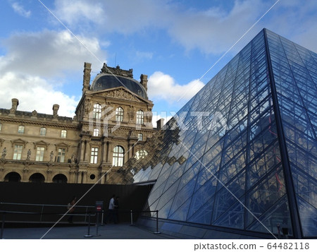 Louvre Museum Louvre Museum 64482118