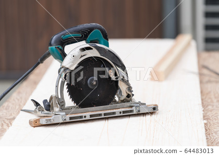 切開與電圓鋸的地板的工匠的手的特寫鏡頭 64483013