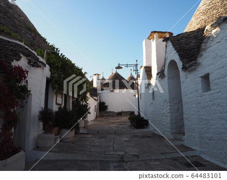 意大利阿爾貝羅貝洛早上市容 64483101