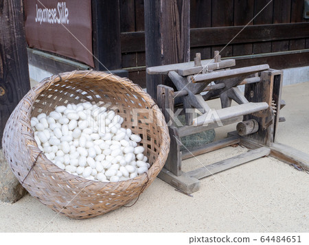 Retro tub containing cocoon balls 64484651