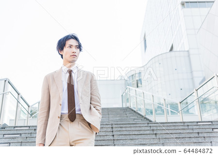 辦公室休閒年輕男子肖像 64484872