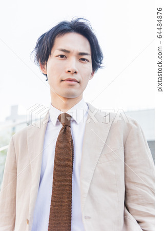 辦公室休閒年輕男子肖像 64484876