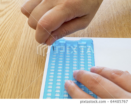 帶有盲文和盲文的筆觸盲文 64485767