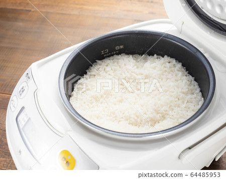Freshly cooked rice rice cooker Freshly cooked rice rice cooker 64485953