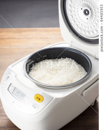 Freshly cooked rice rice cooker 64485955