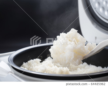 Freshly cooked rice rice cooker 64485962