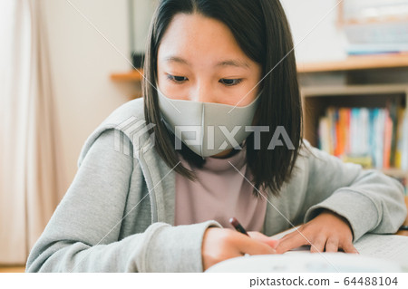 在家學習 在家辦公 小學學生 64488104