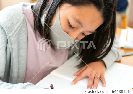 在家學習 在家辦公 小學學生 64488106