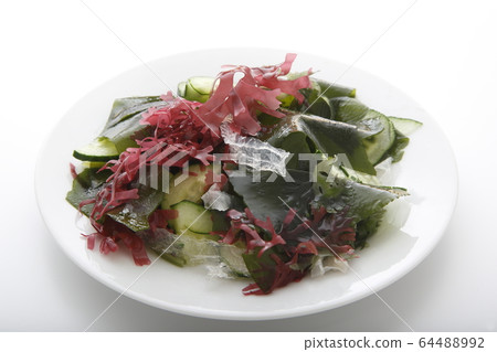 Seaweed salad 64488992