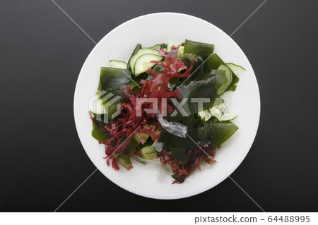 Seaweed salad 64488995