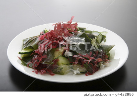 Seaweed salad 64488996