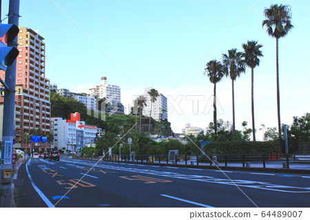 熱海陽光海灘前的街道 熱海陽光海灘前的街道 64489007