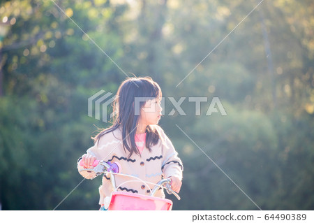 騎自行車的孩子在春天公園 騎自行車的孩子在春天公園 64490389