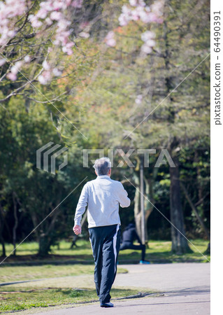 在春天公園鍛煉身體的人 在春天公園鍛煉身體的人 64490391