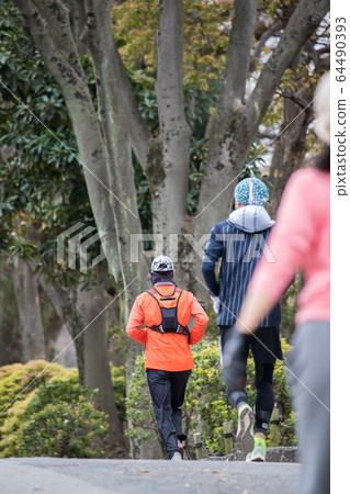在春天公園鍛煉身體的人 在春天公園鍛煉身體的人 64490393