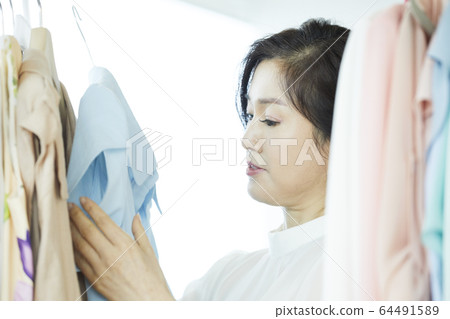 Shopping, department store, clothing store, designer, stylist, part-time job, business woman, business, CEO, president, representative Shopping, department store, clothing store, designer, stylist, part-time job, business woman, business, CEO, president, representative 64491589