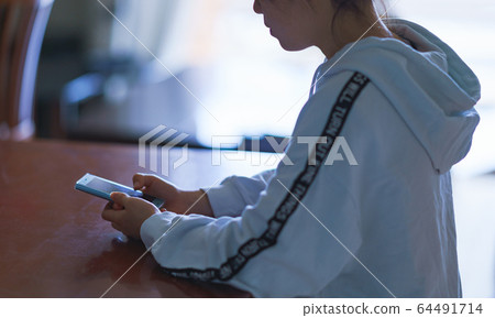 Smartphone SNS see addiction answering machine communication female junior high school high school student Japanese living closed 64491714