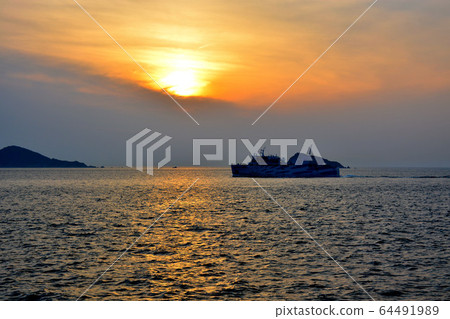 從伊勢志摩(Ise Shima)和伊勢灣(Isewan)輪渡以及夕陽,鳥羽(Toba),三重(Mie)看,汽車輪渡彼此經過 從伊勢志摩(Ise Shima)和伊勢灣(Isewan)輪渡以及夕陽,鳥羽(Toba),三重(Mie)看,汽車輪渡彼此經過 64491989