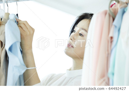 Shopping, department store, clothing store, designer, stylist, part-time job, business woman, business, CEO, president, representative Shopping, department store, clothing store, designer, stylist, part-time job, business woman, business, CEO, president, representative 64492427