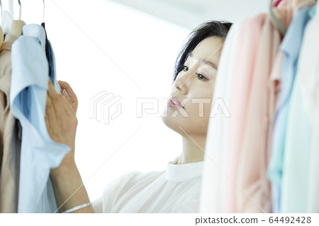 Shopping, department store, clothing store, designer, stylist, part-time job, business woman, business, CEO, president, representative Shopping, department store, clothing store, designer, stylist, part-time job, business woman, business, CEO, president, representative 64492428