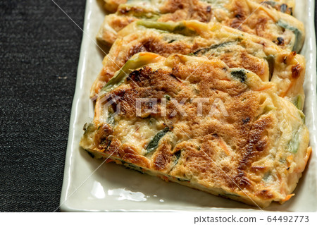 Korean pancake. One of the Korean foods that are familiar in Japan. 64492773